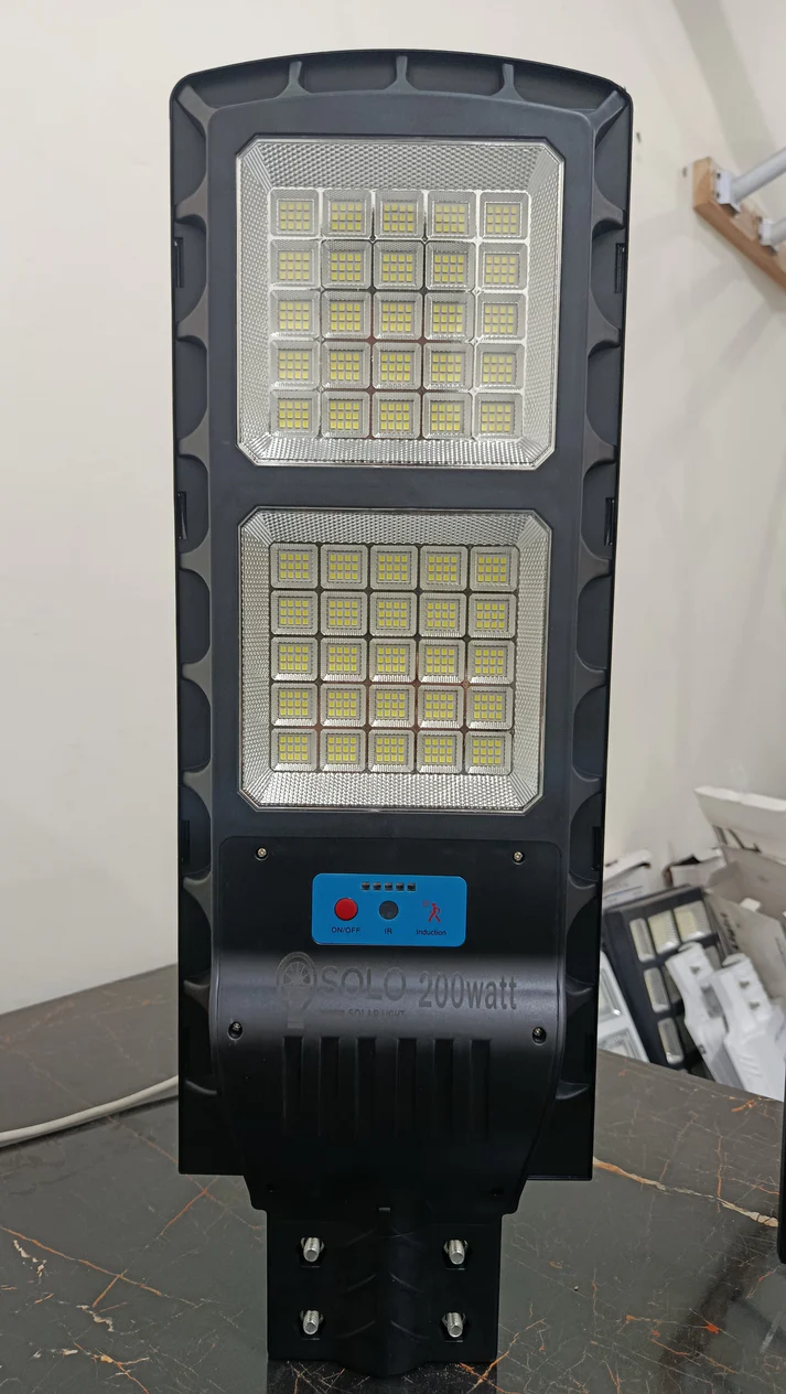 ZL-200 WATT SOLAR STREET LIGHT ONE YEAR BATTERY WARRANTY FULL NIGHT BATTERY BACKUP - Image 2