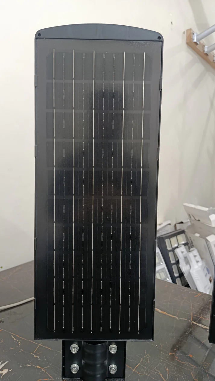 ZL-200 WATT SOLAR STREET LIGHT ONE YEAR BATTERY WARRANTY FULL NIGHT BATTERY BACKUP - Image 3